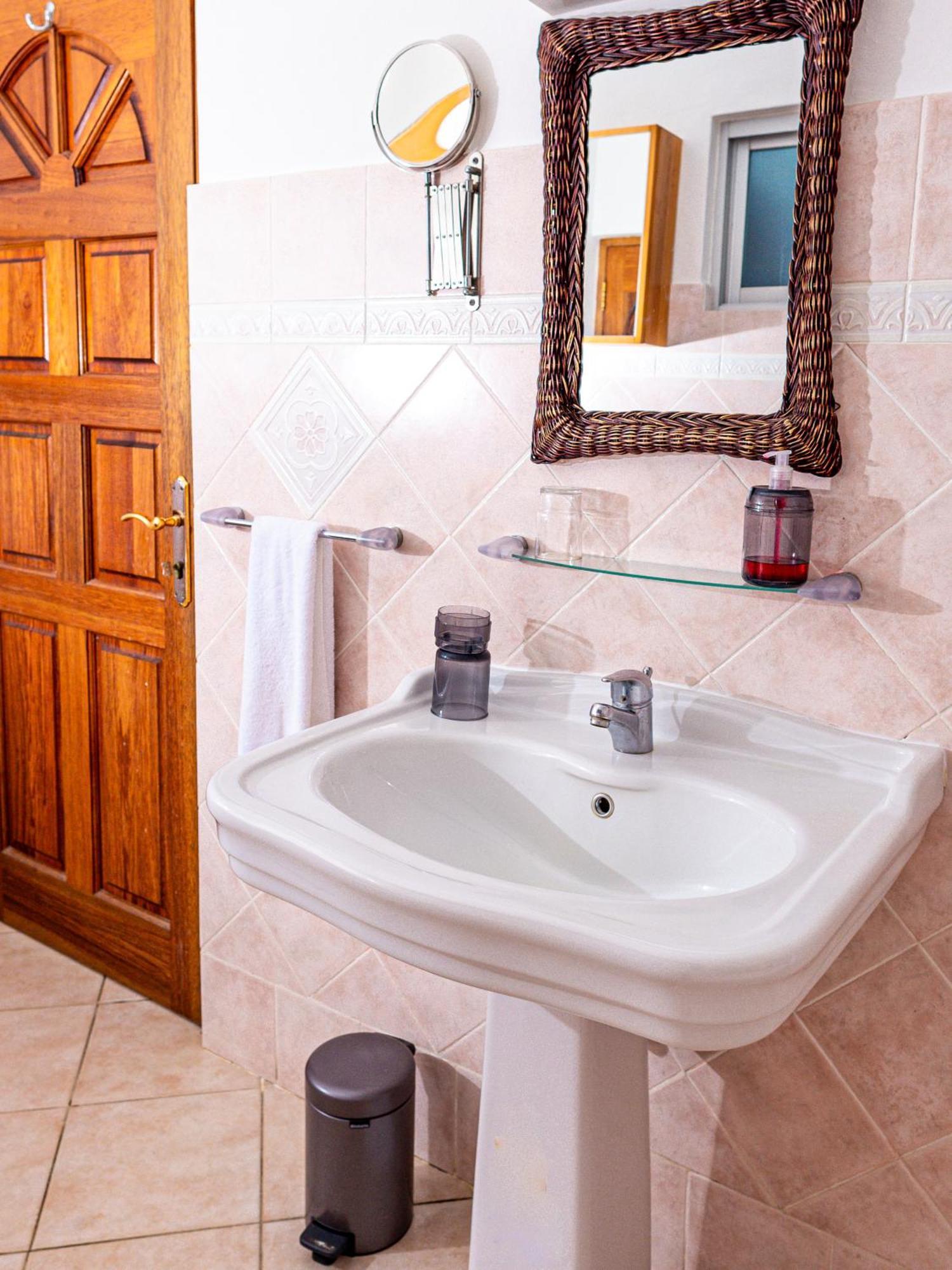 Bottle Palm Villa Вікторія Екстер'єр фото