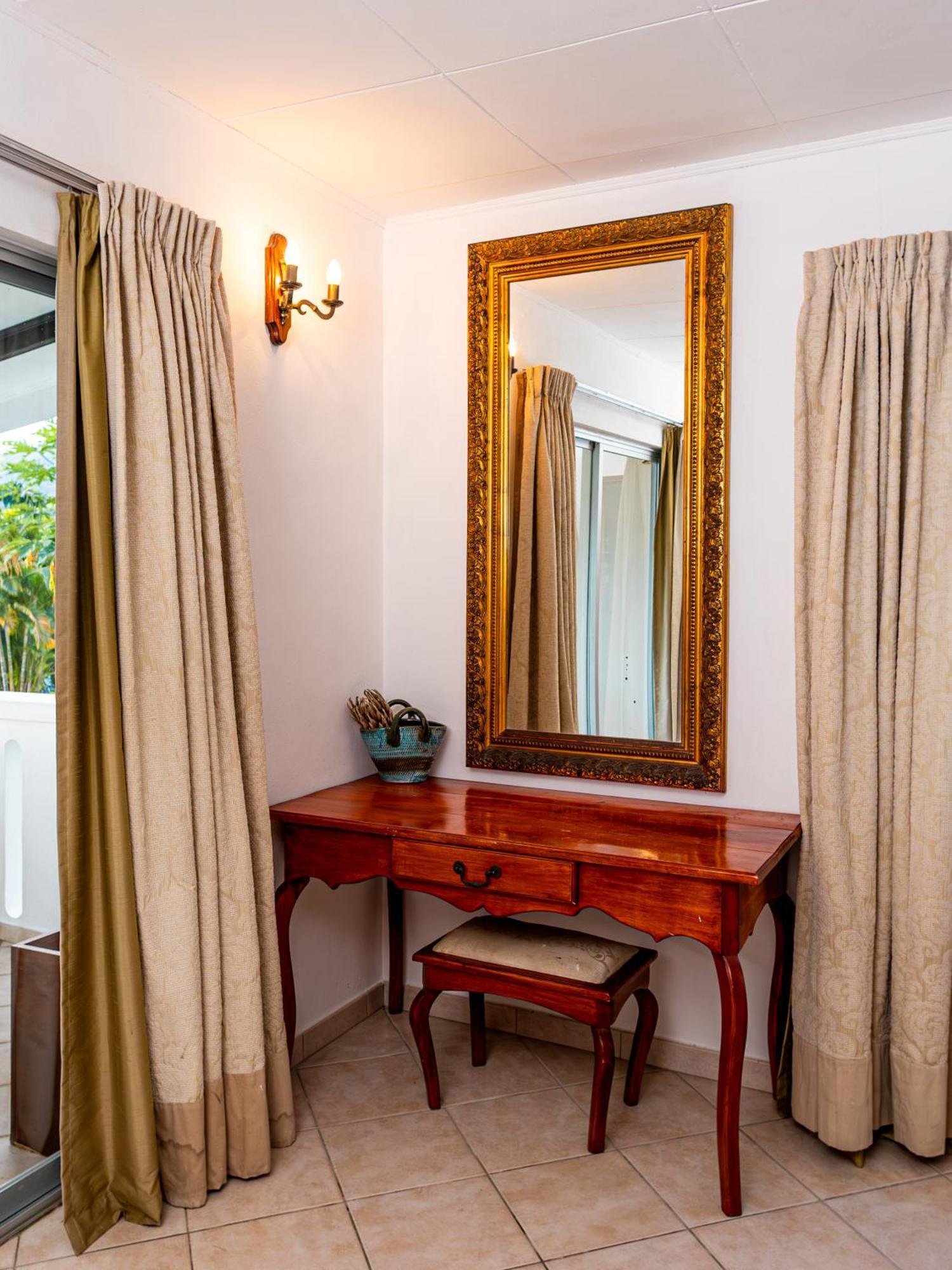 Bottle Palm Villa Вікторія Екстер'єр фото