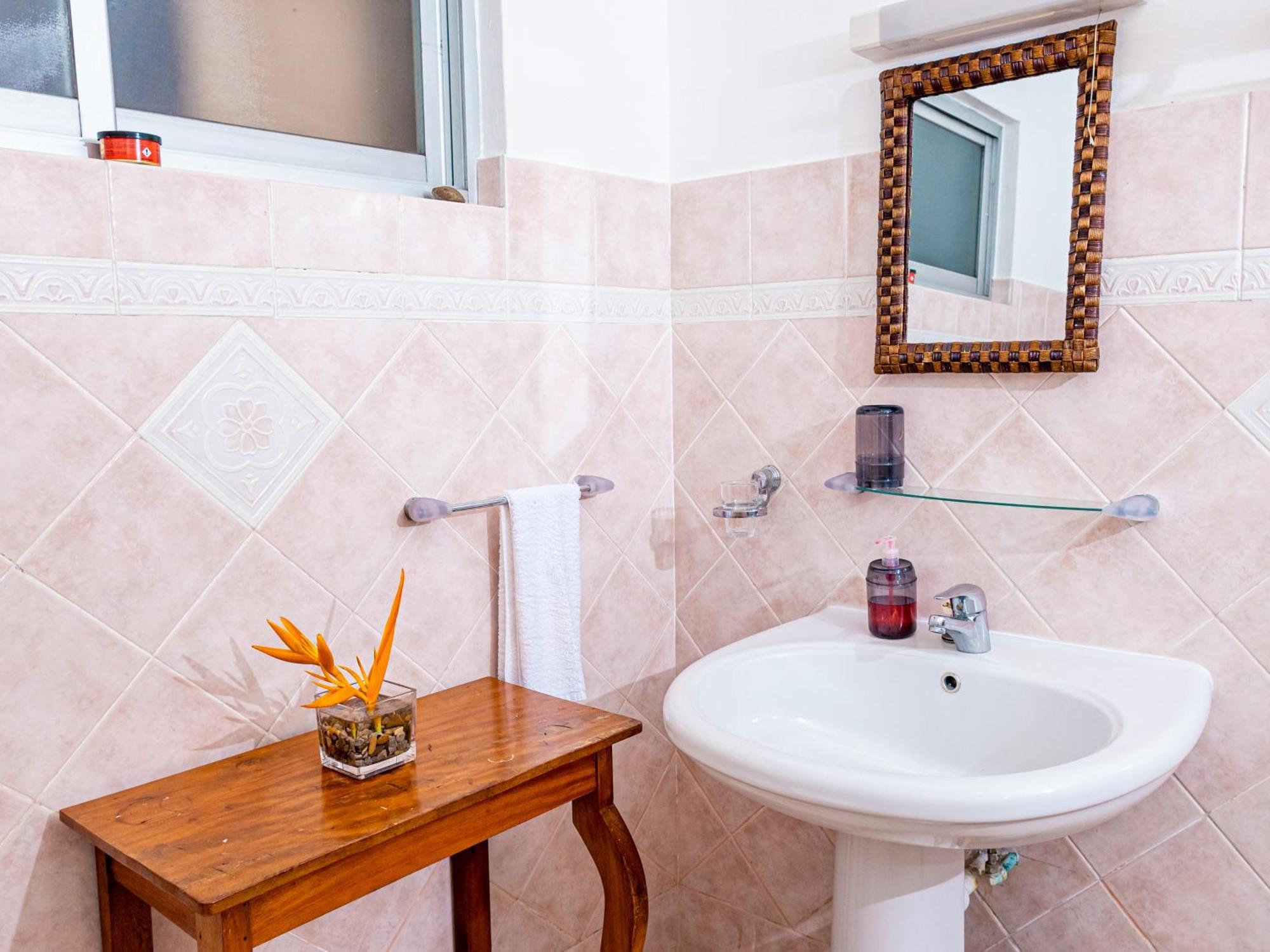 Bottle Palm Villa Вікторія Екстер'єр фото