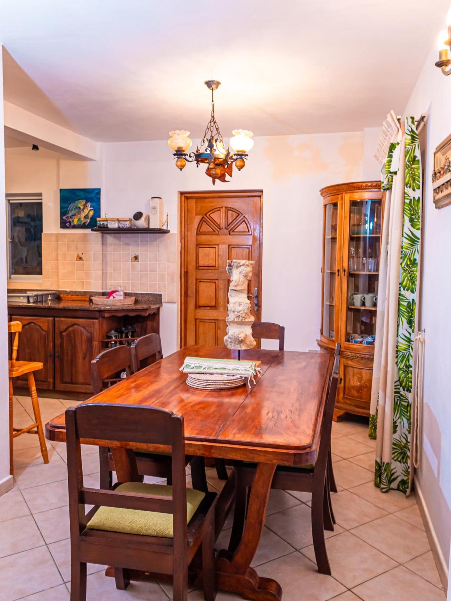 Bottle Palm Villa Вікторія Екстер'єр фото